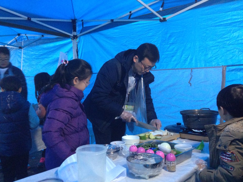 인천항만공사 직원이 아이들과 함께 요리를 하고 있다.