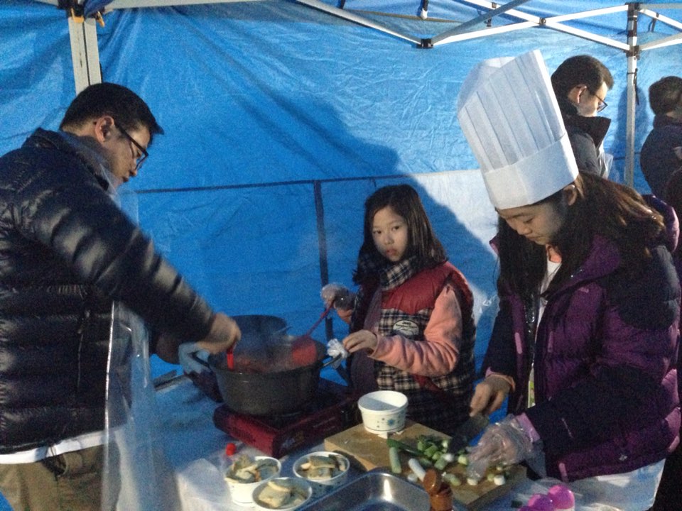 인천항만공사 직원이 아이와 함께 요리를 하고 있다.