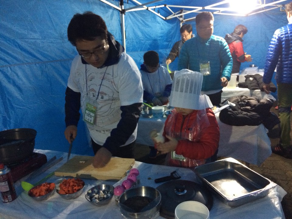 인천항만공사 직원이 아이와 함께 요리를 하고 있다.