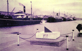 1918년 완공된 인천항 축조를 기념하기 위해 만든 해시계