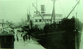 1930년대 인천항에 정박한 일본 화물선