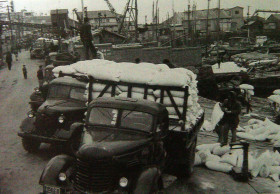 1960년대 인천항에 하역된 밀가루 포대