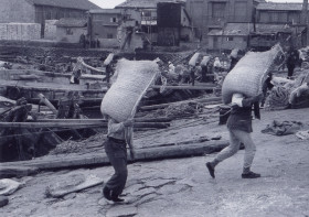 1960년대 초반 포대(가마니) 가데기작업(현 내항 7부두)