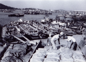 1960년대 후반 항동 물양장 포대화물(시멘트)하차작업