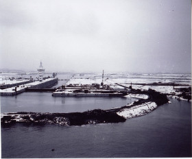 1970년대 초반 인천항 갑문 물막이 제방 제거작업