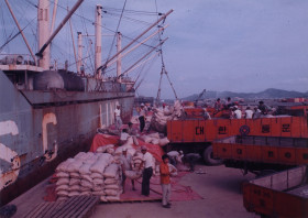 1970년대 후반 3부두 내 포대화물 인력작업