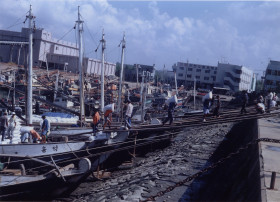 1970년대 후반 발판을 사용한 가데기작업(현 연안부두)