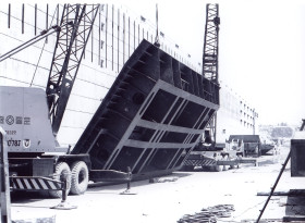 1972년 갑문 문짝마개 조립작업