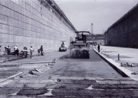 1974년 인천항 갑문 바닥 공사