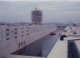1974년 인천항 갑문타워 설치 공사