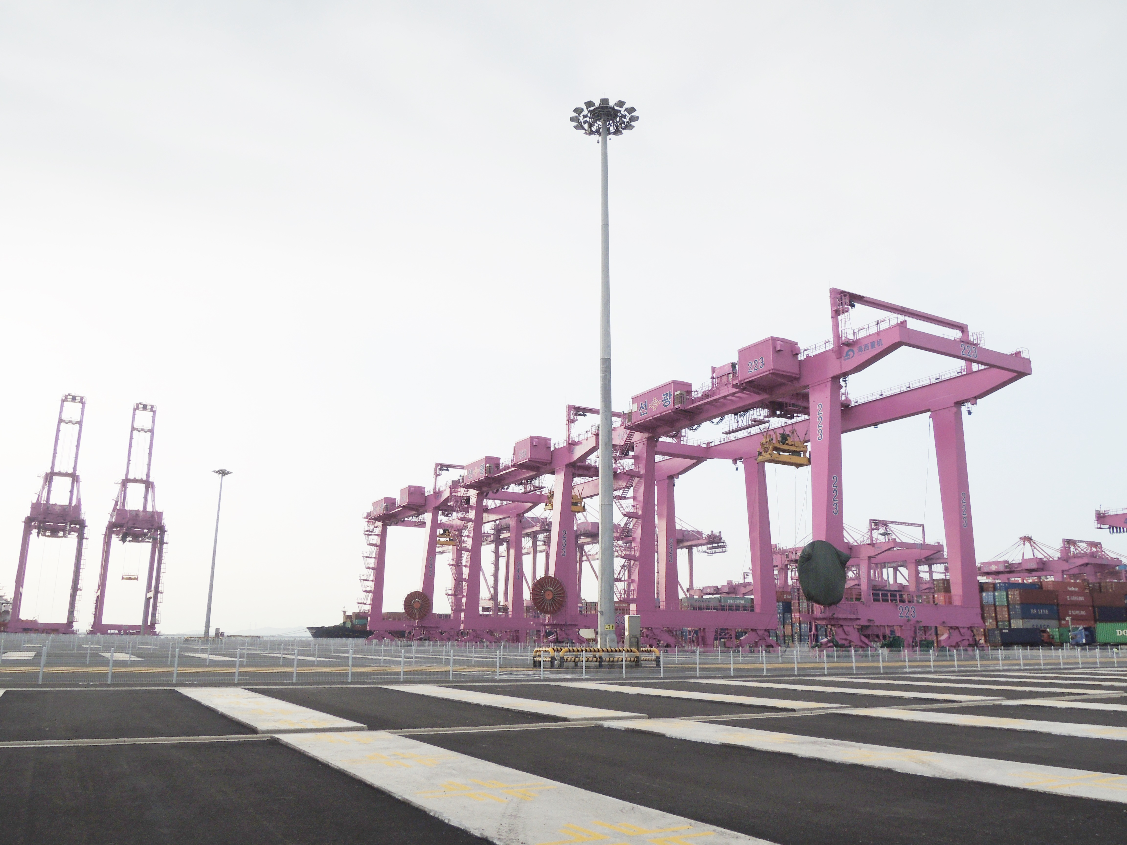 The picture of ARMGC installed at Incheon New Port's SNCT