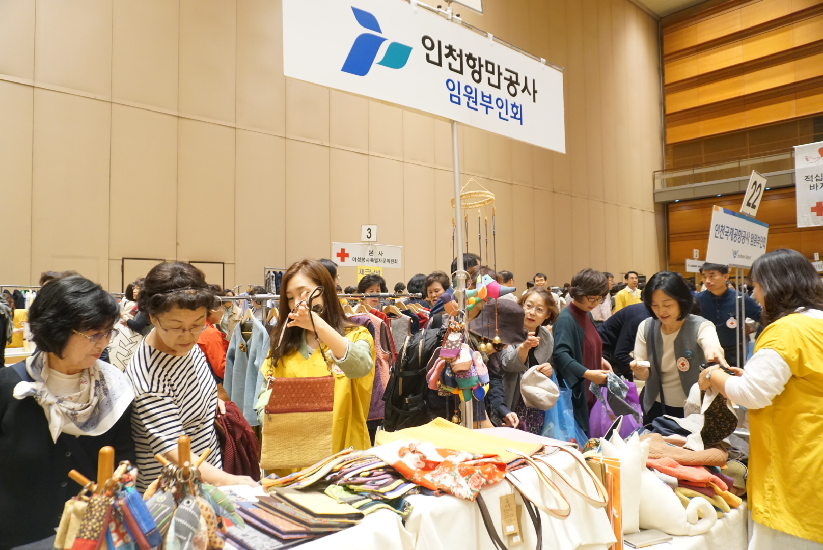 인천항만공사 직원들이 2017 적십자 바자회장에서 다문화 이주 여성이 제작한 제품을 판매하고 있다