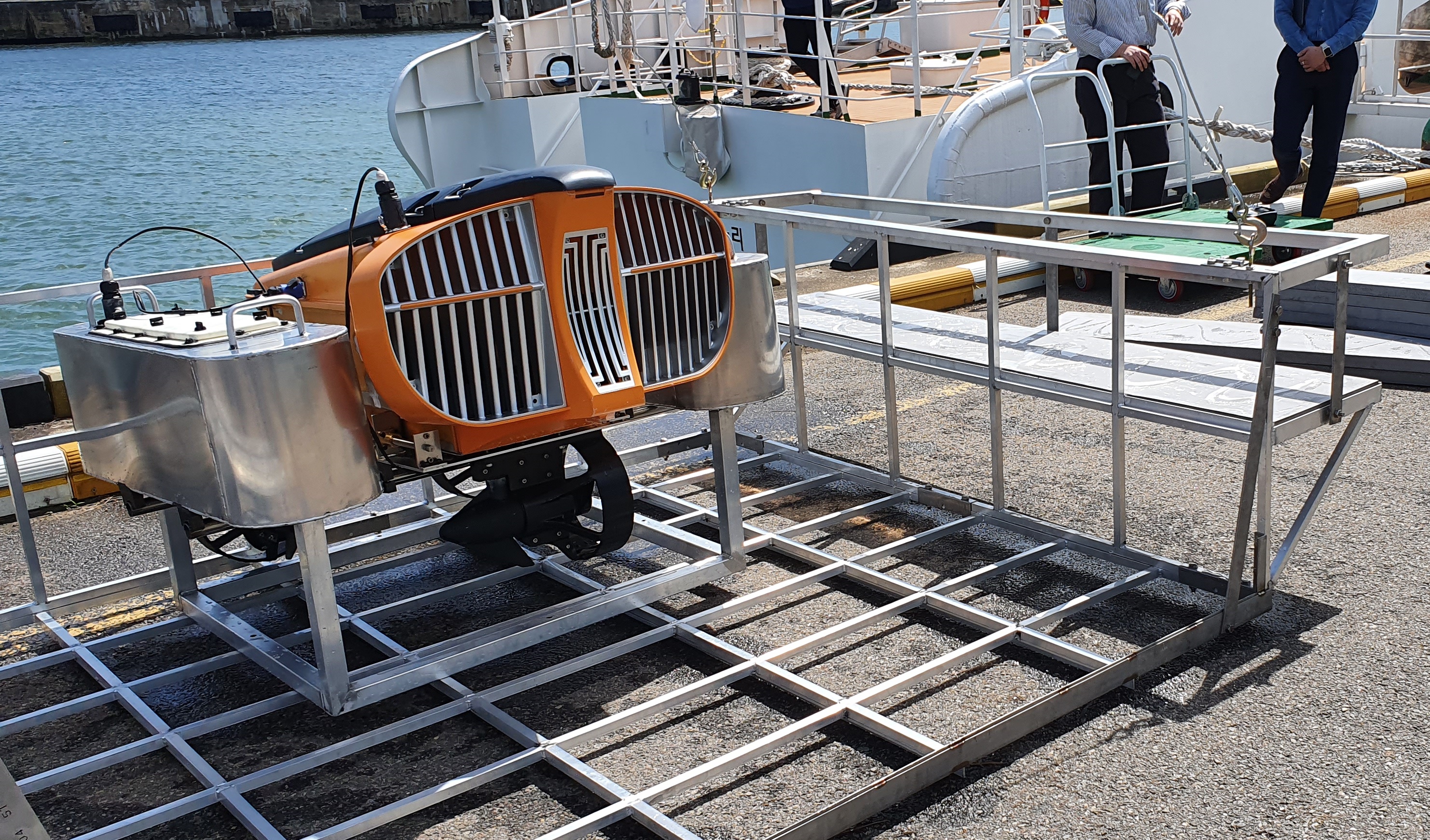 항만안내선 에코누리호 해양오염 방제로봇 실증 환경 제공