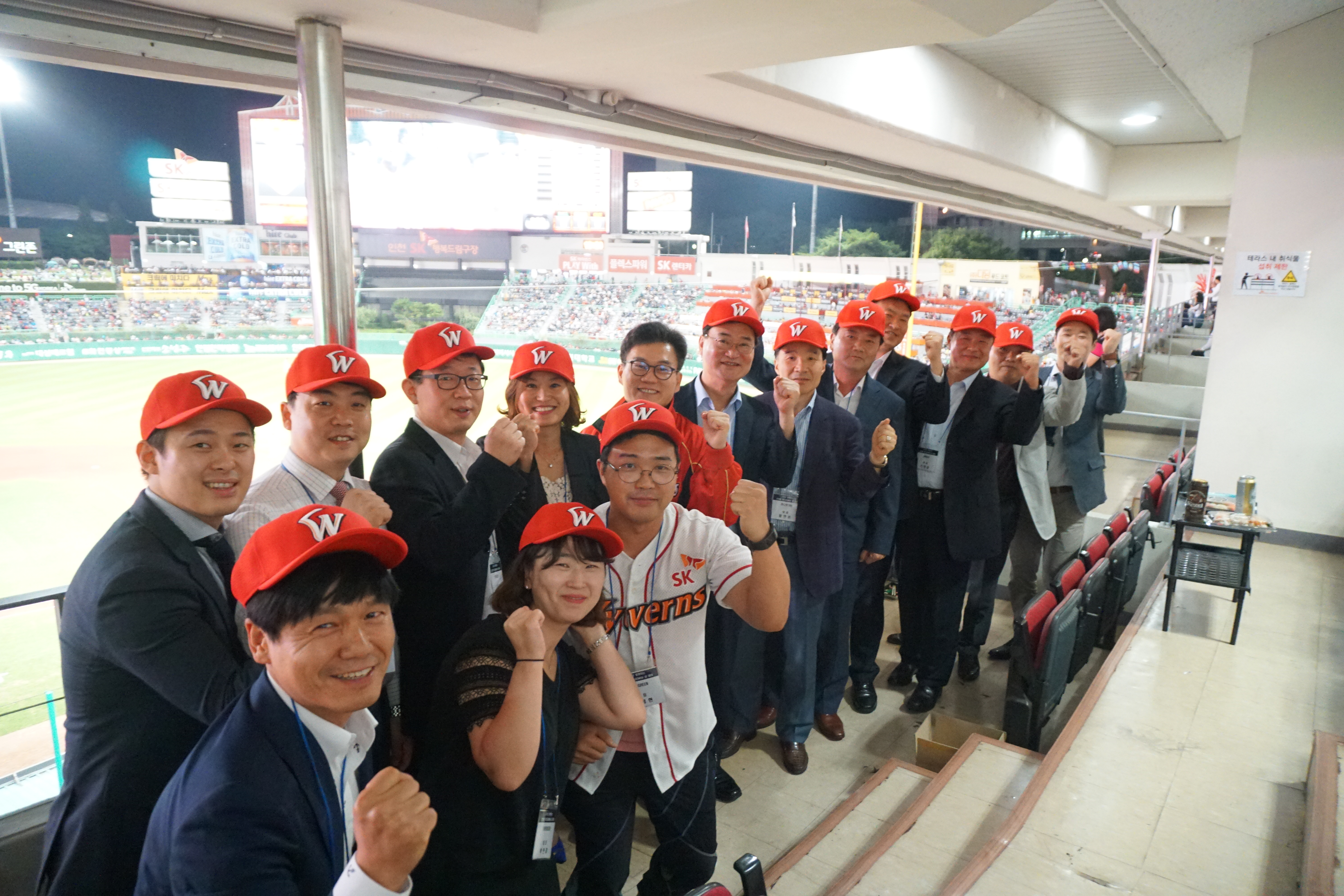 사진설명=IPA 남봉현(뒷줄 왼쪽에서 여섯번째) 사장과 파트너사 담당자들이 야구 경기를 관람했다