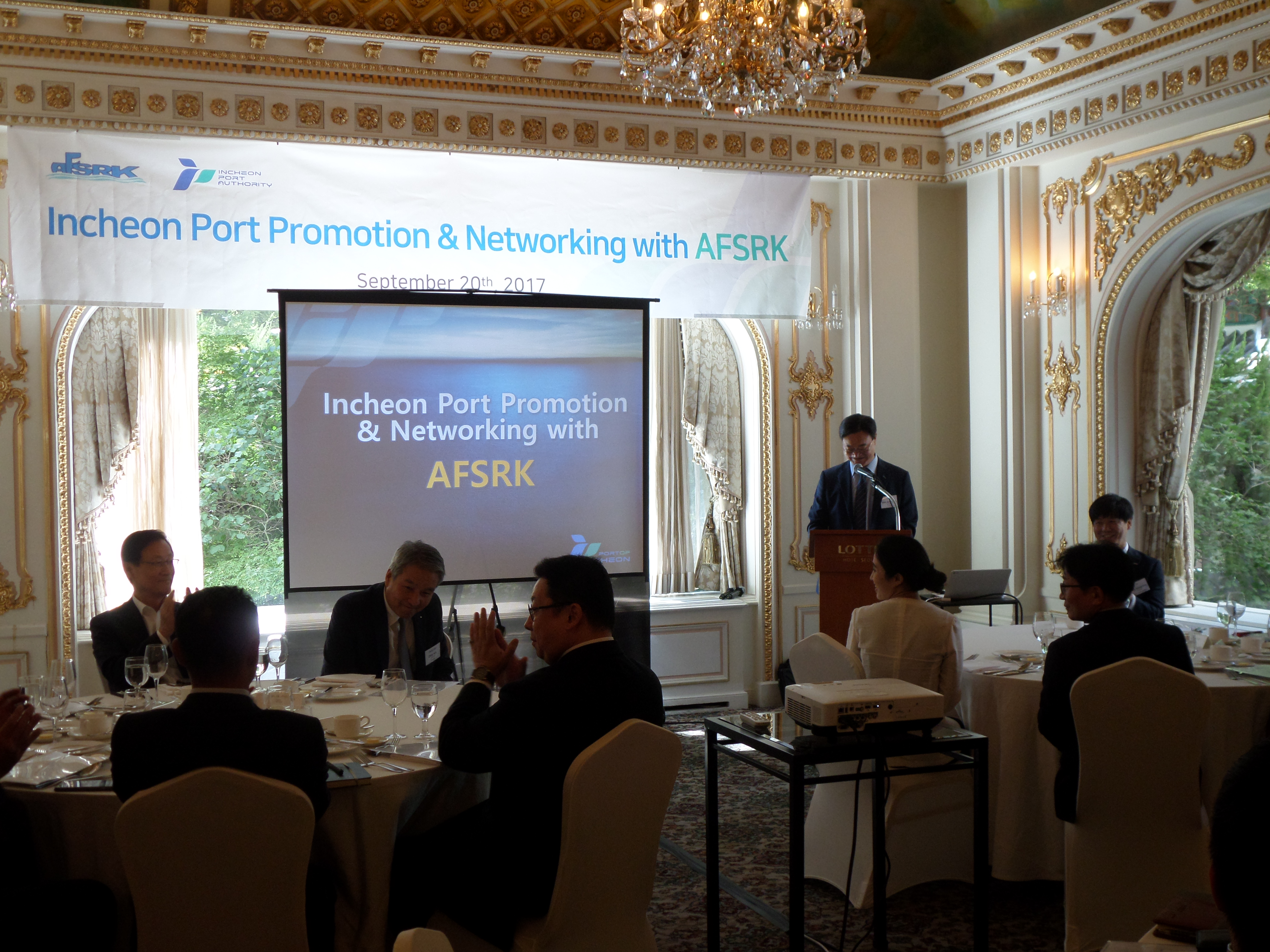 Nam Bong Hyeon, CEO of IPA explaining about the current status of Incheon Port and the development plan to the foreign ship-owners representative who have participated in the Incheon Port seminar.