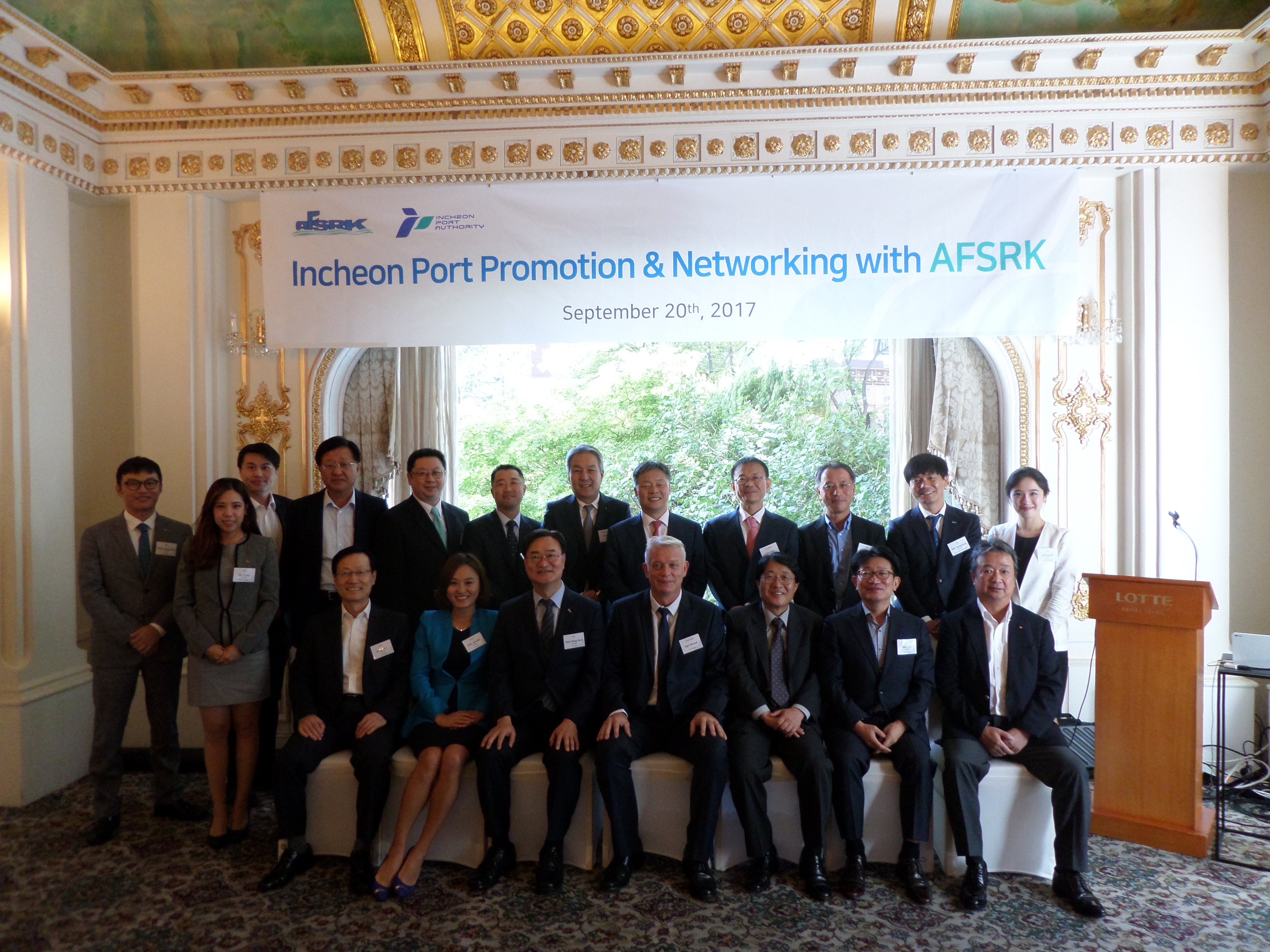 Nam Bong Hyeon, CEO of  IPO and the foreign ship-owners’ representatives taking a commemorative photo at the Incheon Port seminar that has held for AFSRK in Lotte Hotel, Seoul on the 20th.  