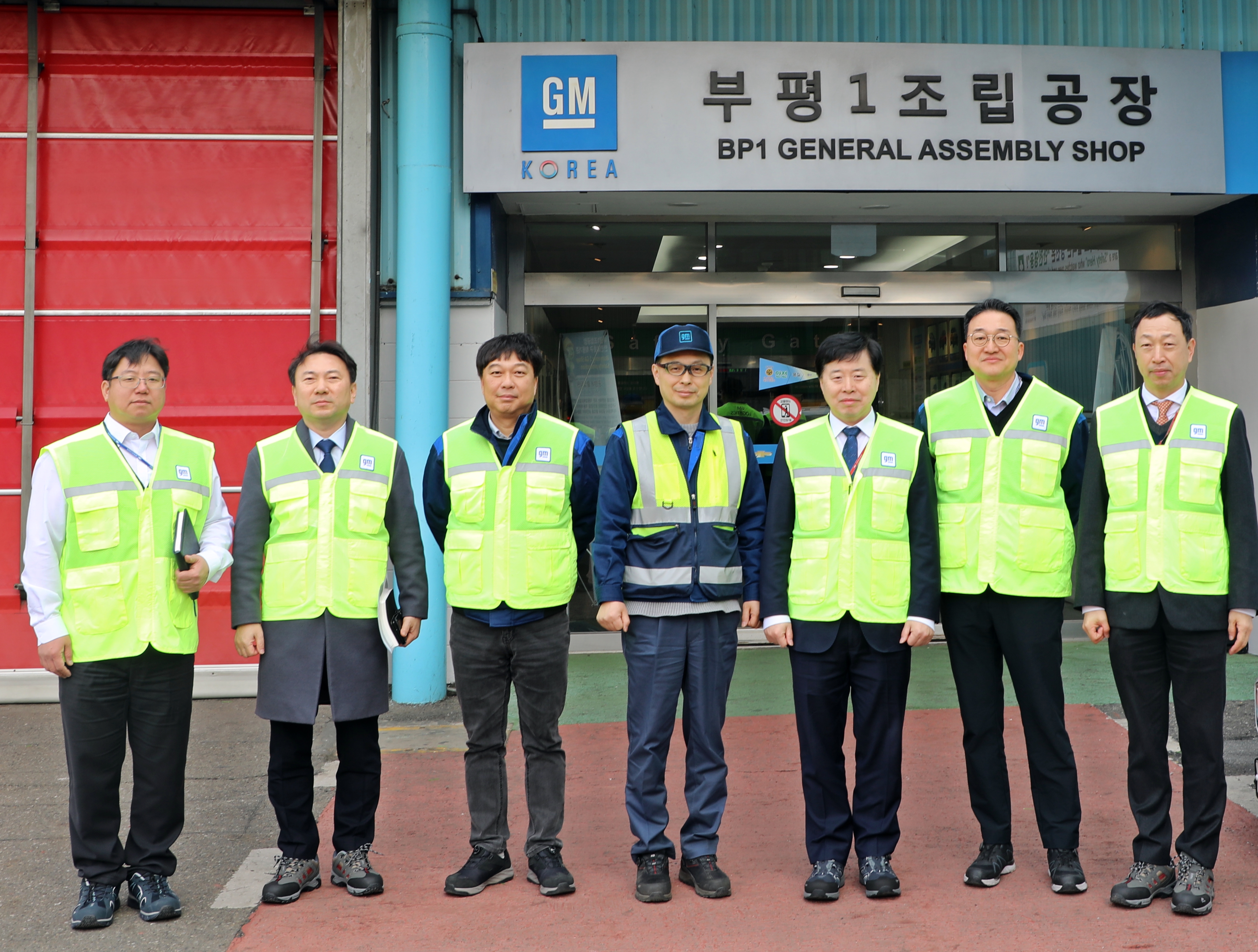 (사진1) ipa 이경규 사장이 gm한국사업장 부평공장 방문 기념촬영을 하고 있다
