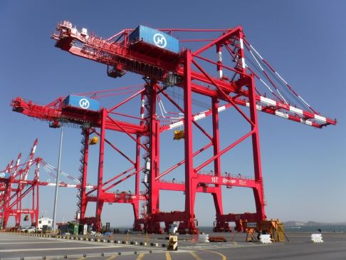 在仁川新港韩进仁川集装箱码头新设置了2台 RMQC 