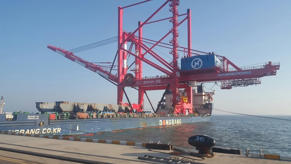 A vessel having a single RMQC is entering into the Hanjin Incheon Container Terminal (HJIT)